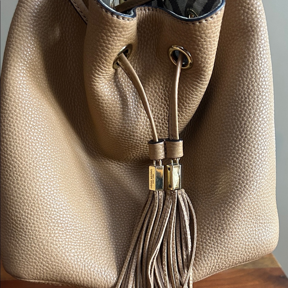 Henri Bendel Vintage Tan Leather Two Way Bucket Bag Striped Interior in EUC - Picture 2 of 11